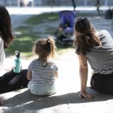 De plus en plus de personnes estiment qu'un enfant peut grandir heureux au sein dun couple de même sexe, note l'Office fédéral de la statistique (image d'illustration). KEYSTONE/GAETAN BALLY